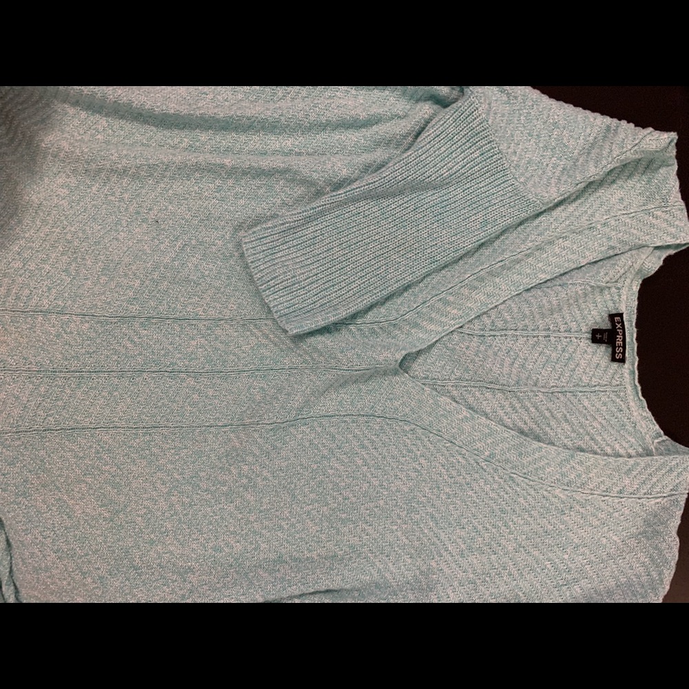 V-NECK PALE BLUE KNOT SWEATER